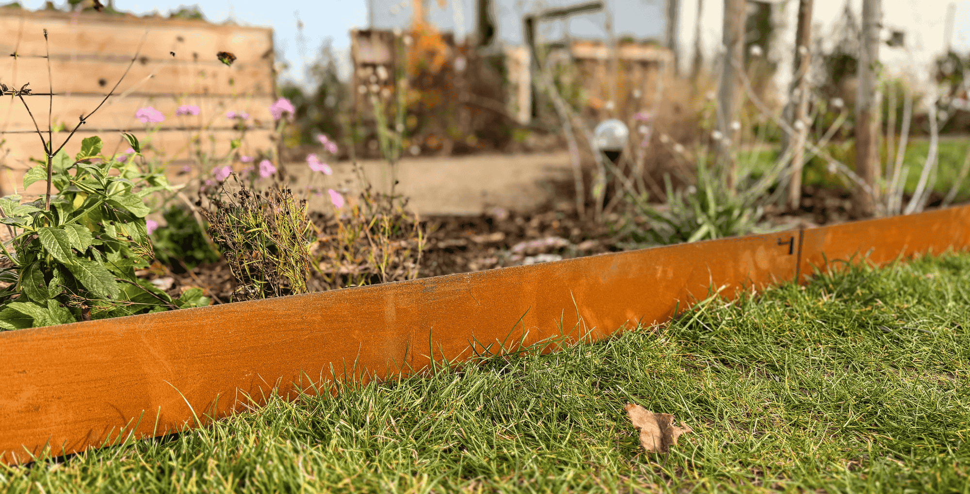 Kovový obrubník s hroty corten